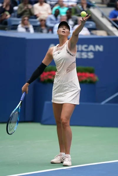 Die fünfmalige Grand-Slam-Siegerin Maria Scharapowa aus Russland in Aktion bei ihrem Erstrunden-Match 2017 — Stockfoto