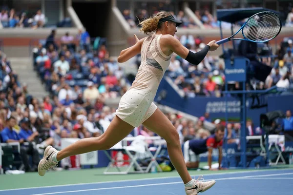 Cinco veces campeona del Grand Slam Maria Sharapova de Rusia en acción durante su partido de la ronda 4 del US Open 2017 — Foto de Stock