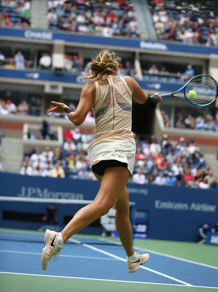 Die fünfmalige Grand-Slam-Siegerin Maria Scharapowa aus Russland in Aktion bei ihrem Erstrunden-Match 2017 — Stockfoto