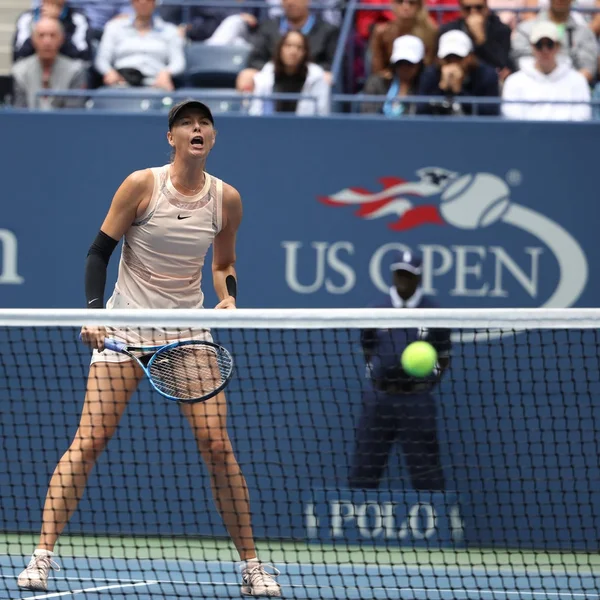 Die fünfmalige Grand-Slam-Siegerin Maria Scharapowa aus Russland in Aktion bei ihrem Erstrunden-Match 2017 — Stockfoto