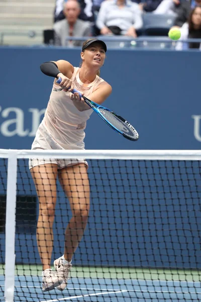 Fem gånger Grand Slam mästare Maria Sharapova av Ryssland under hennes 2017 Us Open rond 4 match — Stockfoto