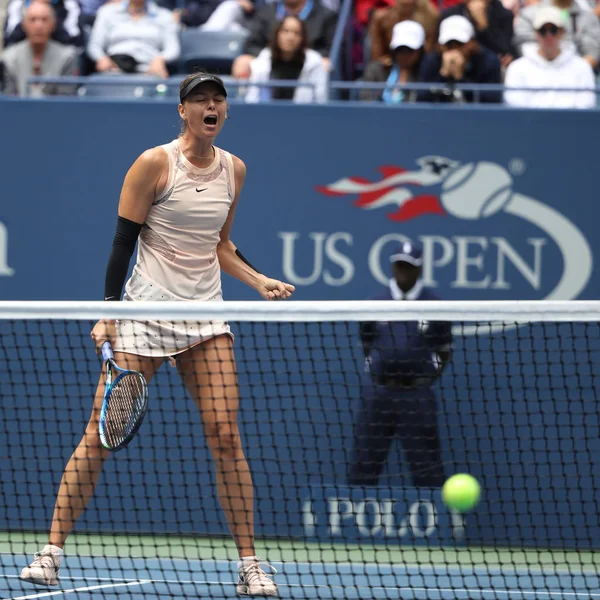 Cinco veces campeona del Grand Slam Maria Sharapova de Rusia en acción durante su partido de la ronda 4 del US Open 2017 — Foto de Stock