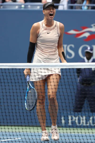 Cinco veces campeona del Grand Slam Maria Sharapova de Rusia en acción durante su partido de la ronda 4 del US Open 2017 — Foto de Stock