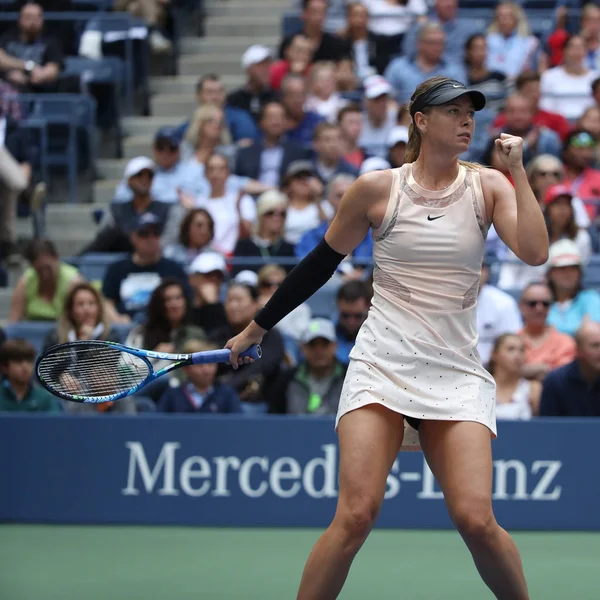 Cinco veces campeona del Grand Slam Maria Sharapova de Rusia en acción durante su partido de la ronda 4 del US Open 2017 —  Fotos de Stock