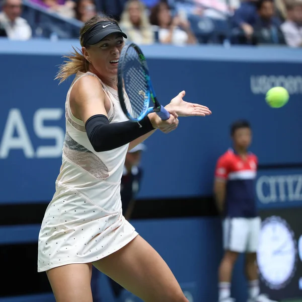 Cinco veces campeona del Grand Slam Maria Sharapova de Rusia en acción durante su partido de la ronda 4 del US Open 2017 — Foto de Stock