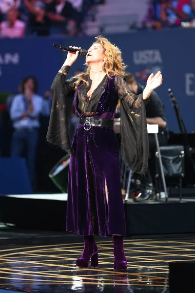 La cantante y compositora canadiense de country Shania Twain se presenta en la ceremonia de inauguración del US Open 2017 —  Fotos de Stock