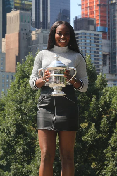 US Open 2017 campionessa Sloane Stephens degli Stati Uniti in posa con US Open trofeo a Central Park — Foto Stock