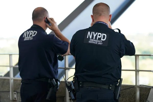 Jednostka serwisowa awaryjnego NYPD policjantów zapewniających bezpieczeństwo w National Tennis Center podczas nas otwarte 2017 r. w Nowym Jorku — Zdjęcie stockowe