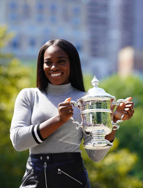 US Open 2017 champion Sloane Stephens of United States posing with US Open trophy in Central Park — Stock Photo, Image