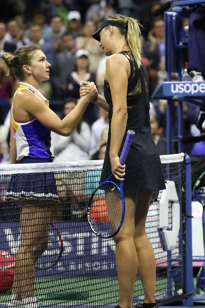 Simona Halep da Romênia (L) parabeniza a campeã do Grand Slam Maria Sharapova da Rússia com vitória após 2017 US Open first round match — Fotografia de Stock