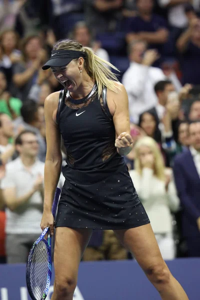 Pięć razy Grand Slam mistrz Maria Szarapowa świętuje zwycięstwo po jej nas otwarte 2017 w pierwszej rundzie meczu — Zdjęcie stockowe