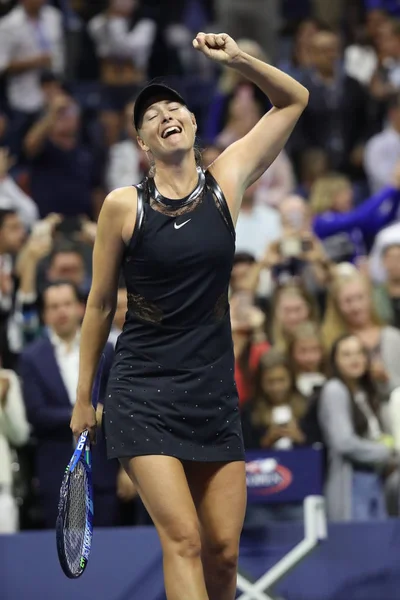 Onun bize açık 2017 ilk tur sonra maç beş kez Grand Slam şampiyonu Maria Sharapova Rusya'nın zafer kutluyor — Stok fotoğraf