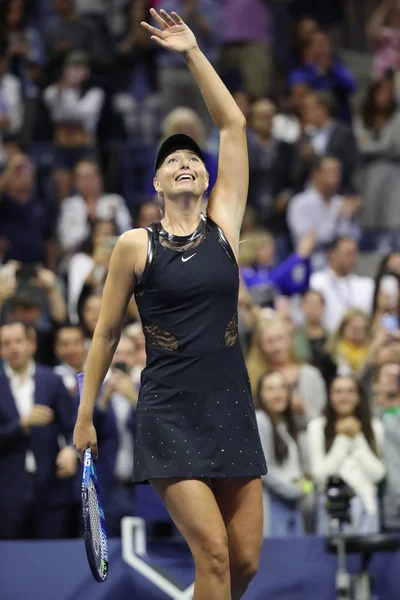 Vijfmaal Grand Slam Champion Maria Sharapova van Rusland viert overwinning na haar ons Open 2017 eerste ronde wedstrijd — Stockfoto