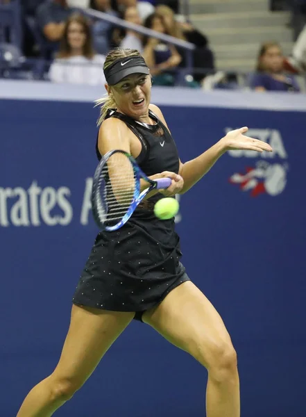 Pięć razy Grand Slam mistrz Maria Sharapova z Rosji w akcji podczas jej nas otwarte 2017 w pierwszej rundzie meczu — Zdjęcie stockowe