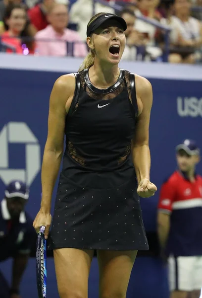 Pięć razy Grand Slam mistrz Maria Sharapova z Rosji w akcji podczas jej nas otwarte 2017 w pierwszej rundzie meczu — Zdjęcie stockowe
