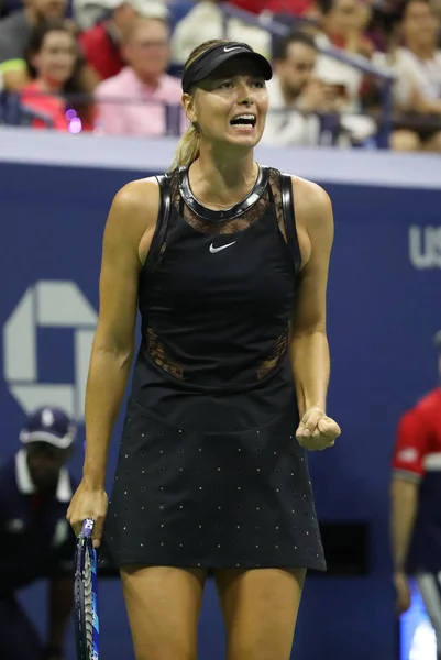 Die fünfmalige Grand-Slam-Siegerin Maria Scharapowa aus Russland in Aktion bei ihrem Erstrundenmatch bei den US Open 2017 — Stockfoto