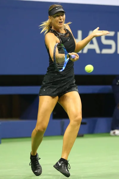 Cinq fois championne du Grand Chelem Maria Sharapova de Russie en action lors de son match du premier tour de l'US Open 2017 — Photo
