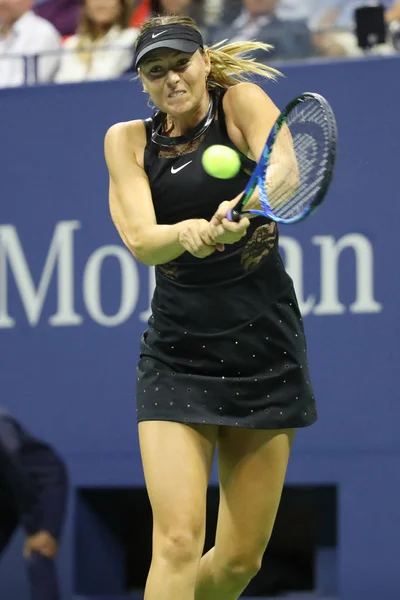 Cinco veces campeona del Grand Slam Maria Sharapova de Rusia en acción durante su partido de primera ronda del US Open 2017 —  Fotos de Stock