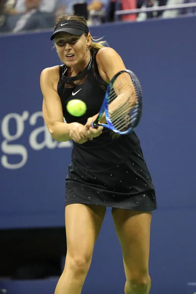 Cinco veces campeona del Grand Slam Maria Sharapova de Rusia en acción durante su partido de primera ronda del US Open 2017 —  Fotos de Stock