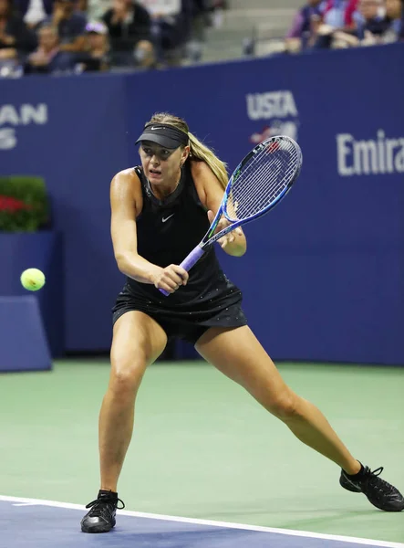 Cinco veces campeona del Grand Slam Maria Sharapova de Rusia en acción durante su partido de primera ronda del US Open 2017 —  Fotos de Stock