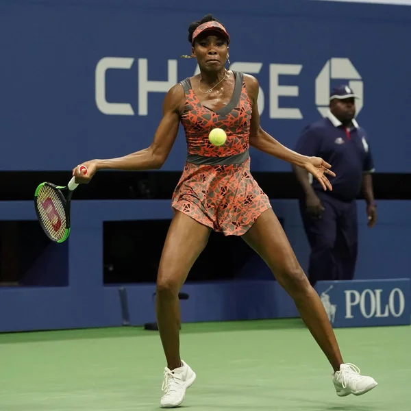 La campeona de Grand Slam Venus Williams de Estados Unidos en acción durante su partido de ronda 4 en el US Open 2017 — Foto de Stock