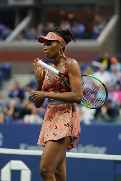 Grand Slam champion Venus Williams van de Verenigde Staten in actie tijdens haar eerste ronde 4 match op 2017 Us Open — Stockfoto