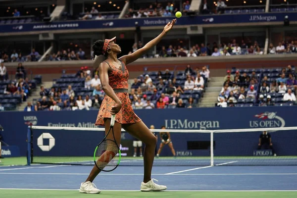 Campioana de Grand Slam Venus Williams a Statelor Unite în acțiune în timpul rundei a 4-a la US Open 2017 — Fotografie, imagine de stoc