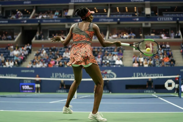 La campeona de Grand Slam Venus Williams de Estados Unidos en acción durante su partido de ronda 4 en el US Open 2017 — Foto de Stock