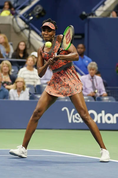 La campeona de Grand Slam Venus Williams de Estados Unidos en acción durante su partido de ronda 4 en el US Open 2017 — Foto de Stock