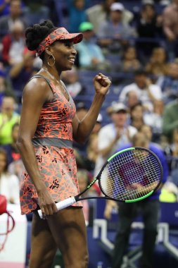 Grand Slam şampiyonu Venus Williams, Amerika Birleşik Devletleri zafer 2017 bize açık 4 maç yuvarlak peşinden kutluyor