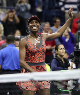 Grand Slam şampiyonu Venus Williams, Amerika Birleşik Devletleri zafer 2017 bize açık 4 maç yuvarlak peşinden kutluyor
