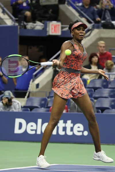 La campeona de Grand Slam Venus Williams de Estados Unidos en acción durante su partido de ronda 4 en el US Open 2017 — Foto de Stock