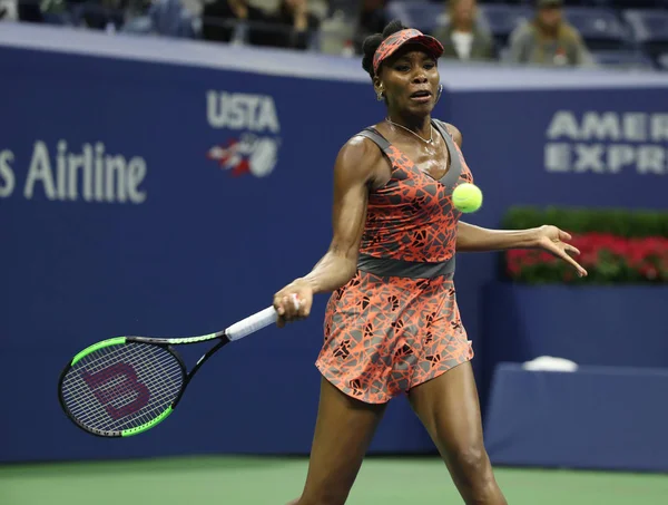 Grande Slam campione Venus Williams degli Stati Uniti in azione durante il suo turno 4 partita al 2017 US Open — Foto Stock