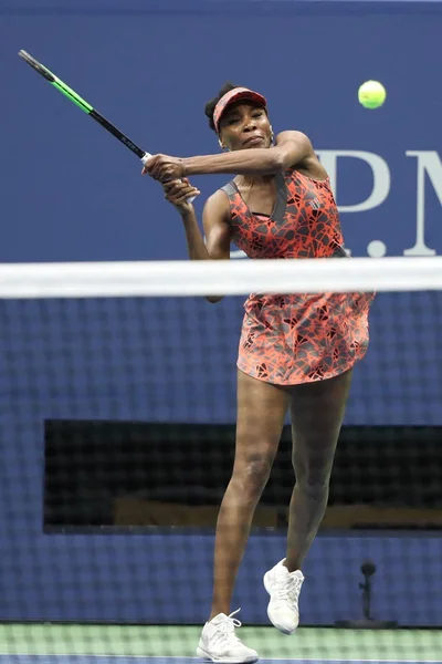 La championne du Grand Chelem Venus Williams des États-Unis en action lors de son match de la 4e ronde de l'US Open 2017 — Photo