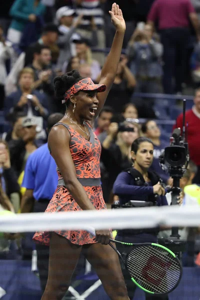 Grand Slam şampiyonu Venus Williams, Amerika Birleşik Devletleri zafer 2017 bize açık 4 maç yuvarlak peşinden kutluyor