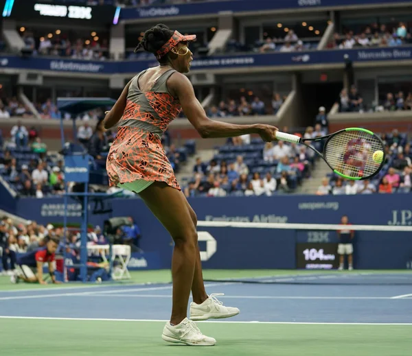 La championne du Grand Chelem Venus Williams des États-Unis en action lors de son match de la 4e ronde de l'US Open 2017 — Photo