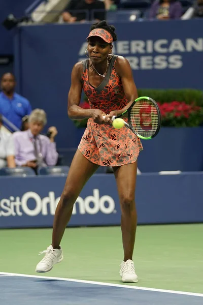 La championne du Grand Chelem Venus Williams des États-Unis en action lors de son match de la 4e ronde de l'US Open 2017 — Photo