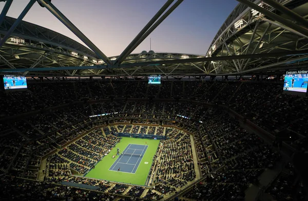 Arthur Ashe Stadion at Billie Jean King National Tennis Center tijdens nacht sessie — Stockfoto