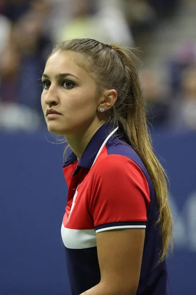 Pallo tyttö toiminnassa aikana US Open 2017 ottelu Billie Jean King National Tennis Center — kuvapankkivalokuva
