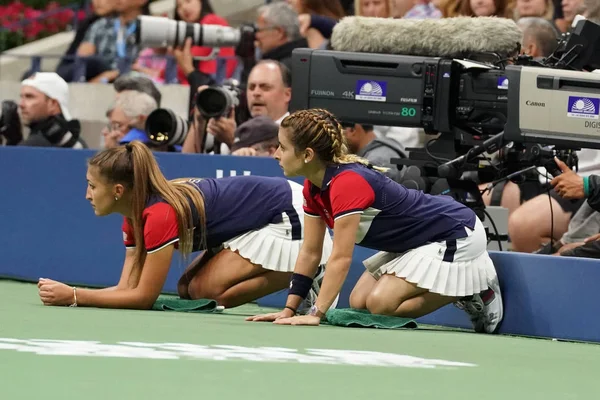 Ballmädchen in Aktion während unseres Open 2017 Match im Billie Jean King National Tennis Center — Stockfoto