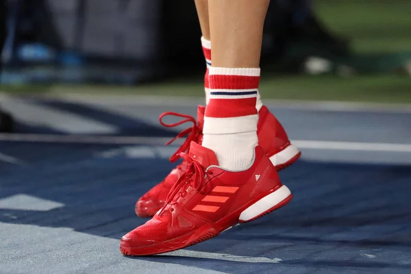 La campeona del Grand Slam Garbina Muguruza de España lleva zapatillas de tenis Adidas personalizadas de Stella McCartney durante el partido en el US Open 2017 —  Fotos de Stock