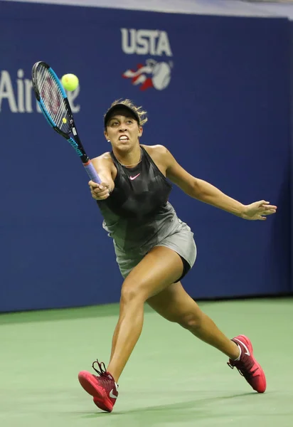 La joueuse de tennis professionnelle Madison Keys des États-Unis en action lors de son US Open 2017 round 4 match — Photo