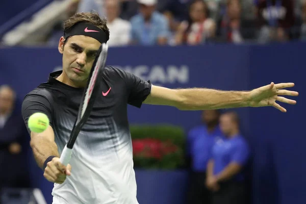 Campeão do Grand Slam Roger Federer da Suíça em ação durante seu US Open 2017 round 4 match — Fotografia de Stock