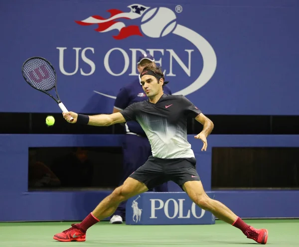 Campeão do Grand Slam Roger Federer da Suíça em ação durante seu US Open 2017 round 4 match — Fotografia de Stock