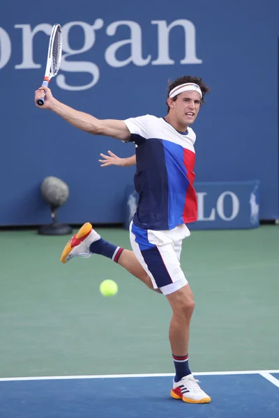 Jugador de tenis profesional Dominic Thiem de Austria en acción durante su US Open 2017 ronda 4 partido — Foto de Stock