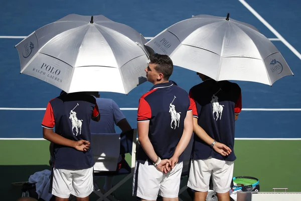 Ball boys in azione durante la partita US Open 2017 — Foto Stock