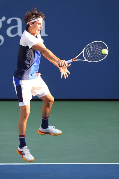 Jogador profissional de tênis Dominic Thiem of Austria em ação durante seu US Open 2017 round 4 match — Fotografia de Stock