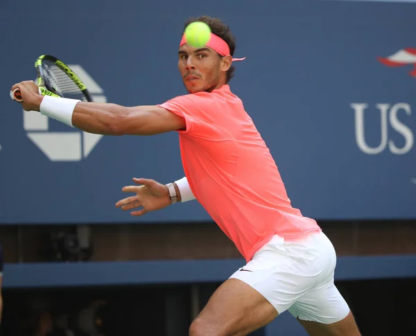 Campione del Grande Slam Rafael Nadal di Spagna in azione durante il suo US Open 2017 turno 4 partita — Foto Stock
