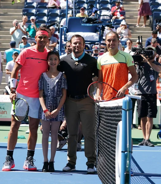 Il campione del Grande Slam Rafael Nadal di Spagna (L), il Navy SEAL Edward Byers e Alexandr Dolgopolov di Ucraina al Billie Jean King National Tennis Center — Foto Stock