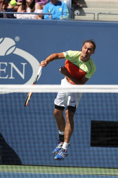 El tenista profesional Alexandr Dolgopolov de Ucrania en acción durante su US Open 2017 ronda 4 partido —  Fotos de Stock